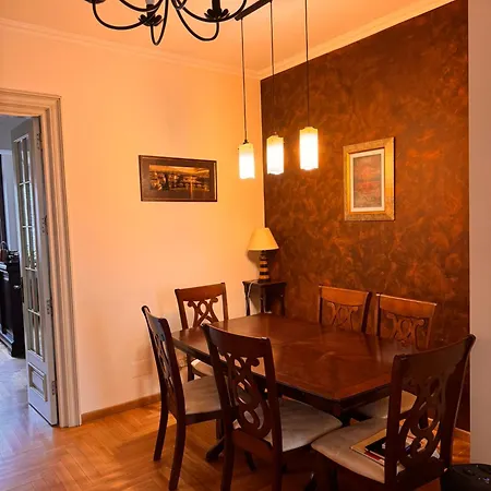 Garden Retreat: Downtown Oasis Near Cismigiu Apartment Bucharest