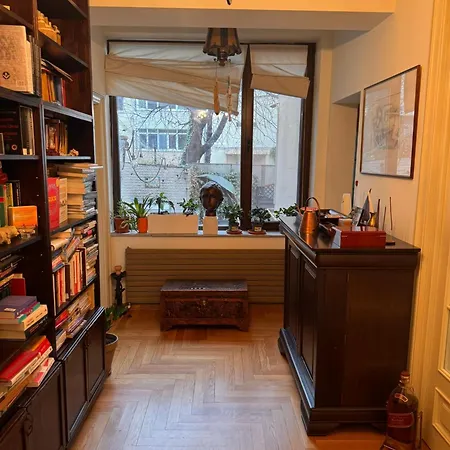 Garden Retreat: Downtown Oasis Near Cismigiu Apartment *
