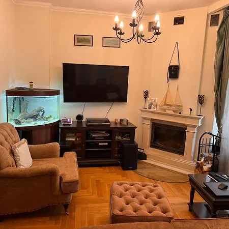 Apartment Garden Retreat: Downtown Oasis Near Cismigiu *