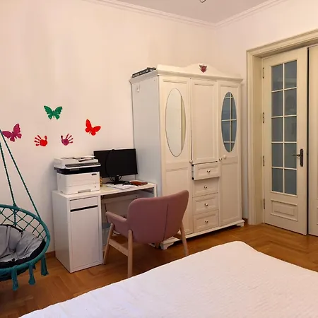 Apartment Garden Retreat: Downtown Oasis Near Cismigiu Bucharest