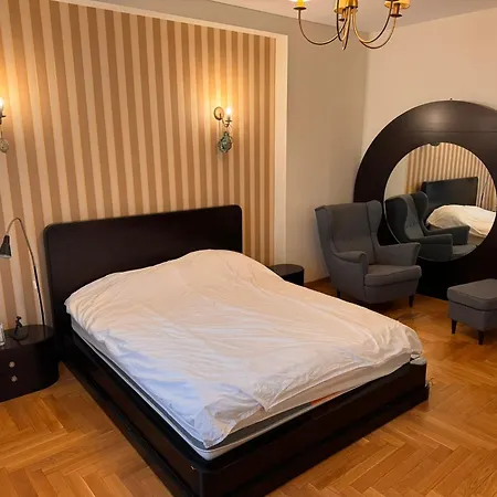 Downtown / House With Outdoor Seating Area / Garden Near Close To Cismigiu Gardens, Old Town, Piata Universitatii